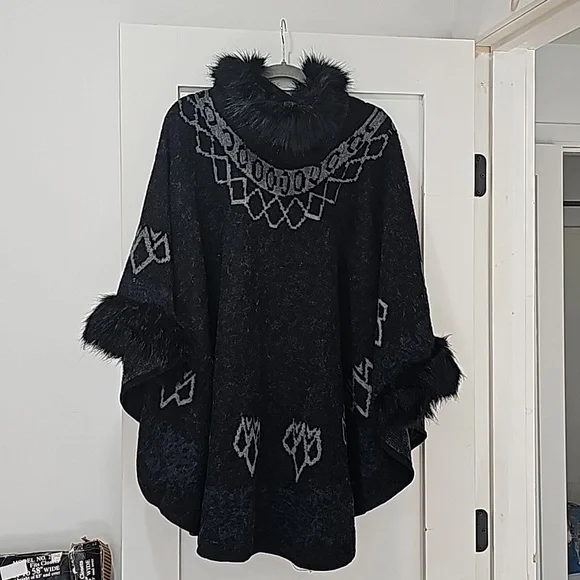 Hooded  shawl coat  cape with  faux  fur  black  trim . Elegant  and  classy - Picture 4 of 8